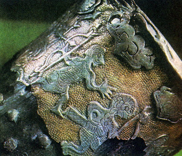 Илл. 5.  Оковка турьего рога из 'черной могилы' (фрагмент). X в. Серебро