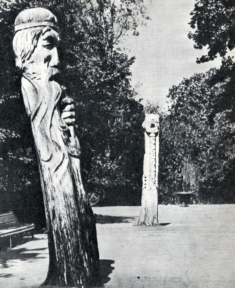Рис. 76. Деревянные скульптуры в парке города Брянска
