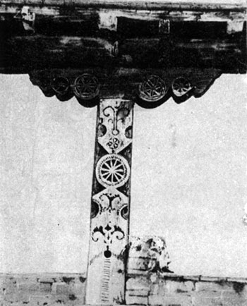 Рис. 28. Общий вид столба в 'доме Кураха', с. Ругуджа Гунибского р-на, XVIII в
