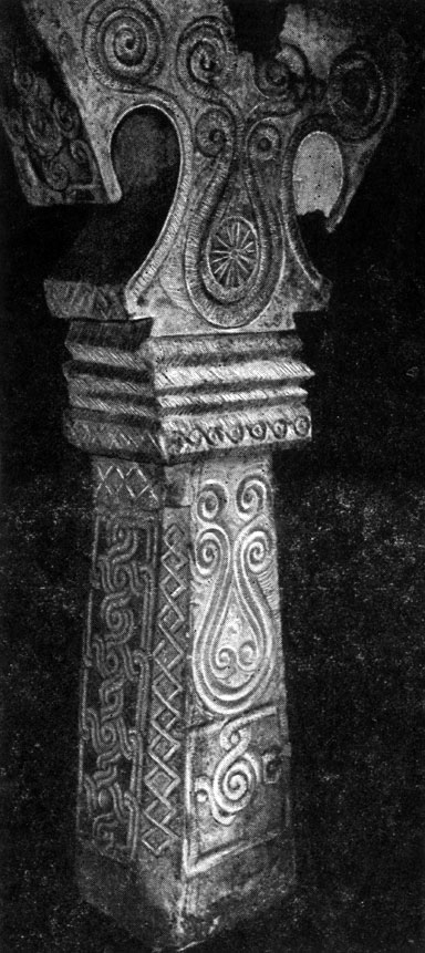 Рис. 61. Общий вид столба в мечети с. Тама (фото А. Ф. Гольдштейна)