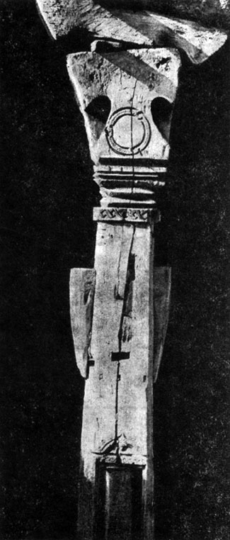 Рис. 63. Резной столб в мечети с. Шири, XII в