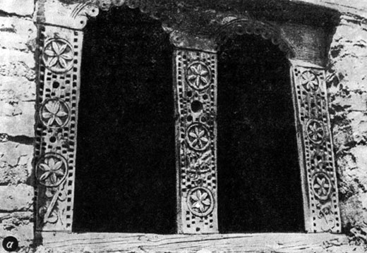 Рис. 70 а. Общий вид окна (с датой) мечети с. Рича, 1821 г