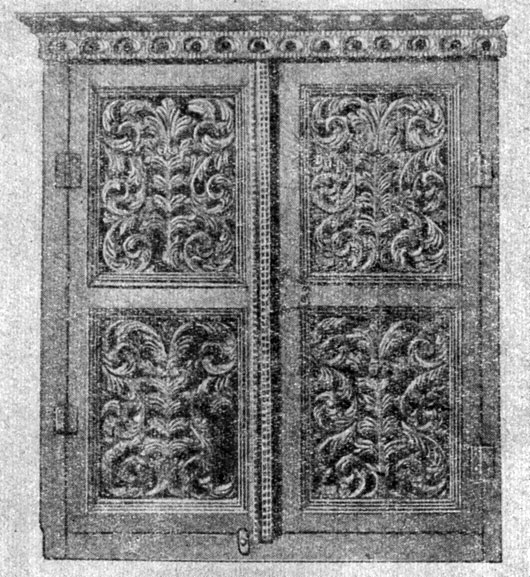 Висячий шкафчик XVII века