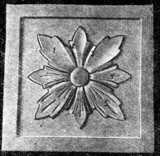 Рис. 313. Цветок-розетка, выполненный рельефной резьбой