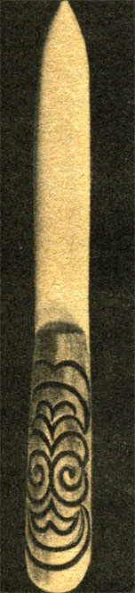 Рис. 40. Нож. 1980 г. Рог оленя, цевка. Резьба, глубокая гравировка с подкраской