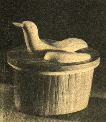 Рис. 44. Коробочка 'Птица'. 1981 г. Дерево, цевка. Объемная резьба, монтировка
