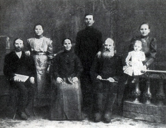 36. Фото резчика В. Т. Савинова с семьей